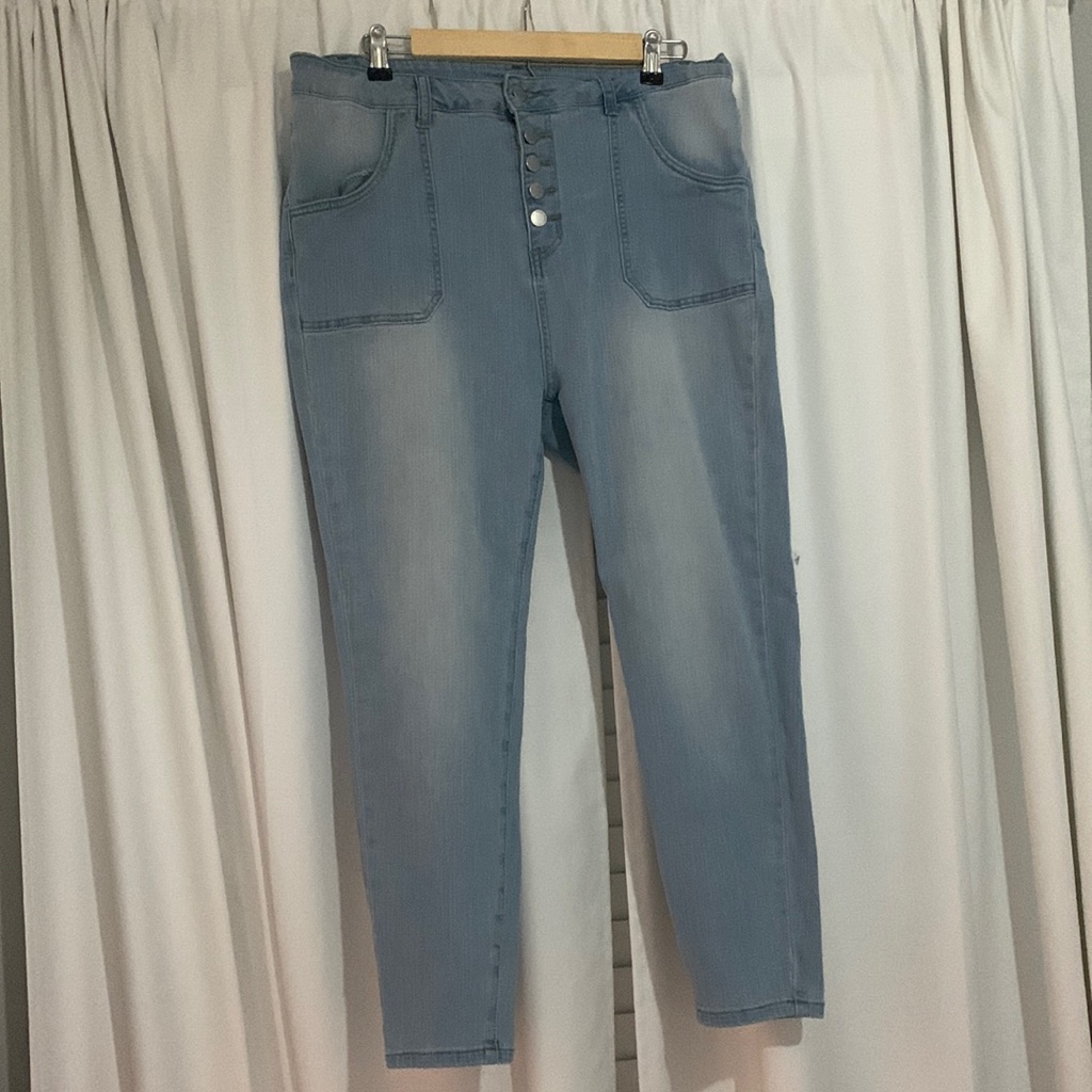 Blue Buttoned Jeans With Front Pockets